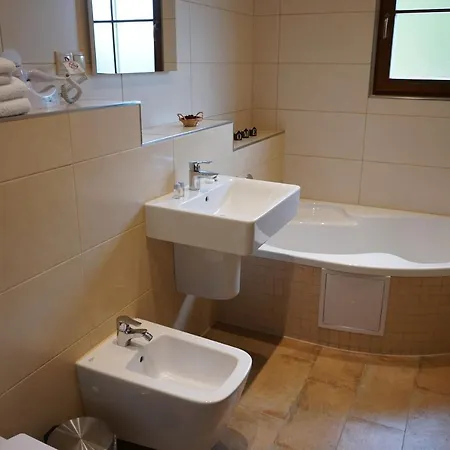 Jezirko Lesni Restaurant & بيت ضيافة